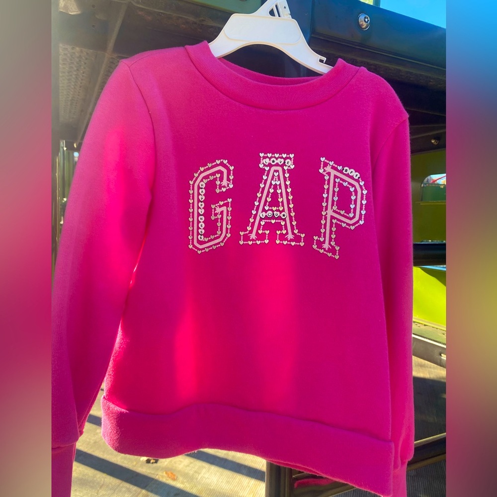 GAP Sweatshirt – Size 6-7Y
Cute bright-pink GAP sweatshirt in great condition